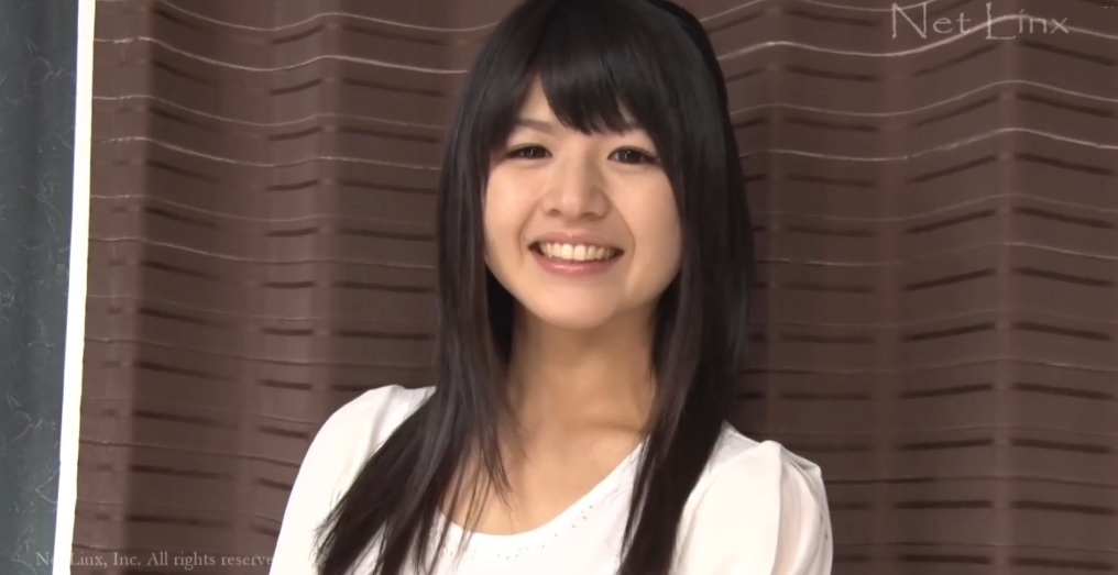 白いブラウスでほほ笑む平井莉乃 | 東京熱(TOKYO-HOT) 平井莉乃「東熱激情 有名女優 特集 Vol.12 平井莉乃 編」