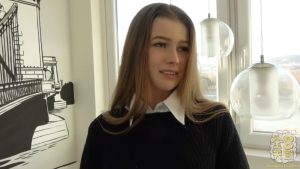 金髪天國 サンプル画像|窓辺で微笑む金髪娘