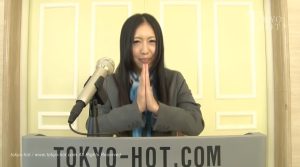 記者会見場で手を合わせて懇願する大崎美佳 | 東京熱(TOKYO-HOT)で配信中 大崎美佳「東熱激情 有名女優 特集 Vol.29 大崎美佳 編」