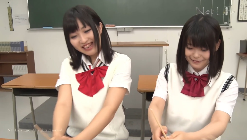 くじ引きを行う二ノ宮麗華と森村あや | 東京熱(TOKYO-HOT)で配信中のオリジナル作品、二ノ宮麗華 森村あや「東熱激情 有名女優 特集 Vol.37 二ノ宮麗華 編」